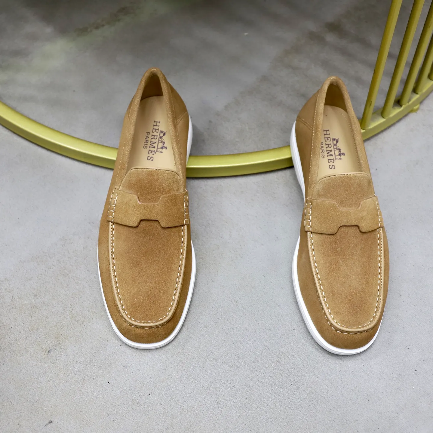 Ex-factory price: 540💰Hermès/Hermès slip-on men's shoes. This shoe is made of imported cow suede leather, with simple and smooth lines, and a 3CM rubber foam ultra-light sole combined with aerodynamic design! Youthful and fashionable, H button decoration, contrasting leather embellishment on the heel, calf lining to gently wrap your feet, with embossed logo cowhide feet, leather rock strips, casual and urban style, highlighting youthful vitality, sports and leisure version, super versatile Size number: 38-39-40-41-42-43-44 Standard leather shoe size (45 can be customized but does not support returns)